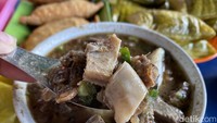 Bisa juga menambahkan kucuran air jeruk nipis agar rasanya jadi gurih. Isian daging dan jeroan sapinya juga disajikan royal. Foto: detikcom/Riska Fitria