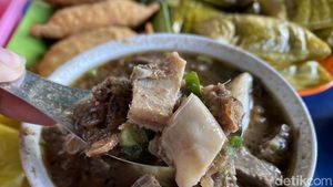 Lezatnya Coto Makassar Syamsul Daeng Ngawing yang Legendaris