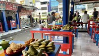Warung ini sempat berpindah-pindah tempat dan mulai menetap di kawasan Senen, Jakarta Pusat sejak 2003. Warungnya berdekatan dengan deretan lapak nasi Kapau. Foto: detikcom/Riska Fitria