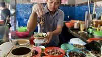 Untuk isiannya bisa pilih full daging sapi atau dicampur dengan jeroan sapi, seperti babat, limpa, paru, lidah, usus, hati, jantung, dan otak sapi. Foto: detikcom/Riska Fitria