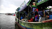Cuaca buruk menjadi penyebab para nelayan Muara Angke tidak melaut.
