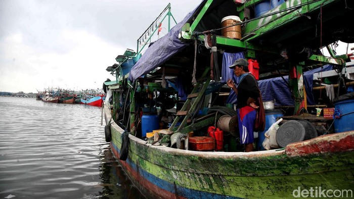 Cuaca Buruk, Nelayan Muara Angke Tidak Melaut Sejumlah nelayan beraktivitas di kawasan Pelabuhan Muara Angke, Jakarta Utara, Jumat (17/1/2025). Menurut nelayan, mereka terpaksa tidak melaut karena cuaca buruk yang diprediksi hingga Februari atau Maret 2025.