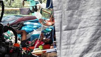 Ada juga yang memilih nyantai di dalam perahunya.