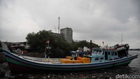 Tampak awan mendung memayungi kawasan Pelabuhan Muara Angke hari ini.