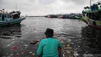 Meski tidak melaut, para nelayan tetap memantau perkembangan cuara di kawasan Pelabuhan Muara Angke.