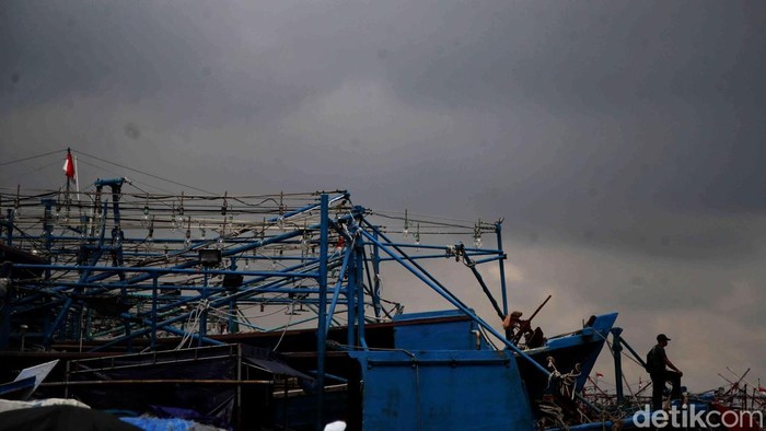 Cuaca Buruk, Nelayan Muara Angke Tidak Melaut Sejumlah nelayan beraktivitas di kawasan Pelabuhan Muara Angke, Jakarta Utara, Jumat (17/1/2025). Menurut nelayan, mereka terpaksa tidak melaut karena cuaca buruk yang diprediksi hingga Februari atau Maret 2025.