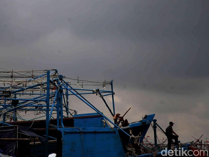 Cuaca Buruk, Nelayan Muara Angke Tidak Melaut Sejumlah nelayan beraktivitas di kawasan Pelabuhan Muara Angke, Jakarta Utara, Jumat (17/1/2025). Menurut nelayan, mereka terpaksa tidak melaut karena cuaca buruk yang diprediksi hingga Februari atau Maret 2025.