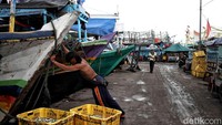Nelayan menambatkan perahunya di kawasan Pelabuhan Muara Angke, Jakarta Utara, Jumat (17/1/2025).