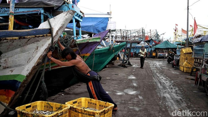 Cuaca Buruk, Nelayan Muara Angke Tidak Melaut Sejumlah nelayan beraktivitas di kawasan Pelabuhan Muara Angke, Jakarta Utara, Jumat (17/1/2025). Menurut nelayan, mereka terpaksa tidak melaut karena cuaca buruk yang diprediksi hingga Februari atau Maret 2025.