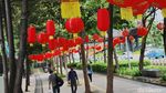 Deretan Lampion Ramaikan Imlek di Jalur Pedestrian Sudirman