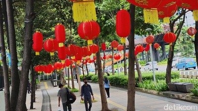 Deretan Lampion Ramaikan Imlek di Jalur Pedestrian Sudirman