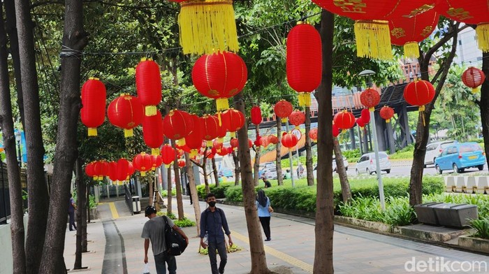 Deretan Lampion Ramaikan Imlek di Jalur Pedestrian Sudirman Pekerja menyelesaikan proses pemasangan sekitar 200 lampion di jalur pedestrian jalan Sudirman, Jakarta, Jumat (17/1/2025). Dalam rangka menyambut Tahun Baru Imlek 2576 Kongzili atau disebut sebagai tahun ular kayu yang jatuh pada 29 Januari 2025 berbagai persiapan mulai dilakukan di berbagai sudut Jakarta.