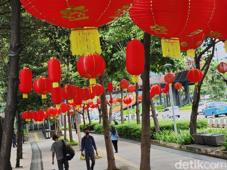 Deretan Lampion Ramaikan Imlek di Jalur Pedestrian Sudirman