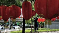 Lampion-lampion tersebut bergelantungan di tali-tali di sepanjang jalur pedestrian Jalan Sudirman.