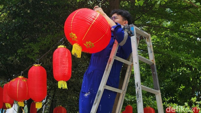 Deretan Lampion Ramaikan Imlek di Jalur Pedestrian Sudirman Pekerja menyelesaikan proses pemasangan sekitar 200 lampion di jalur pedestrian jalan Sudirman, Jakarta, Jumat (17/1/2025). Dalam rangka menyambut Tahun Baru Imlek 2576 Kongzili atau disebut sebagai tahun ular kayu yang jatuh pada 29 Januari 2025 berbagai persiapan mulai dilakukan di berbagai sudut Jakarta.