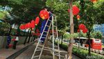 Deretan Lampion Ramaikan Imlek di Jalur Pedestrian Sudirman