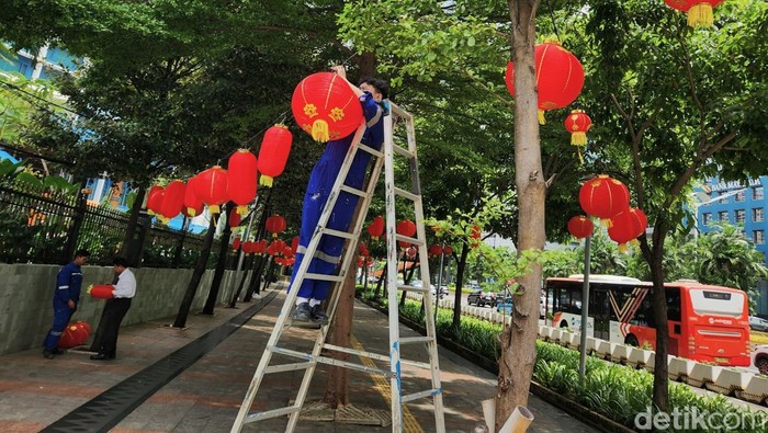 Pekerja menyelesaikan proses pemasangan sekitar 200 lampion di jalur pedestrian jalan Sudirman, Jakarta, Jumat (17/1/2025). Dalam rangka menyambut Tahun Baru Imlek 2576 Kongzili atau disebut sebagai tahun ular kayu yang jatuh pada 29 Januari 2025 berbagai persiapan mulai dilakukan di berbagai sudut Jakarta.