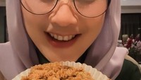 Desy juga sempat dikirimkan donat dari King Nassar. Ia memperlihatkannya dalam video beberapa bulan lalu. Foto: Instagram @desyratnasariterdepan