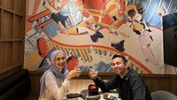 Anggota DPR RI ini juga sempat bertemu dengan Raffi Ahmad. Mereka berada di restroran Jepang dan tampak menikmati hidangan yang lezat. Foto: Instagram @desyratnasariterdepan
