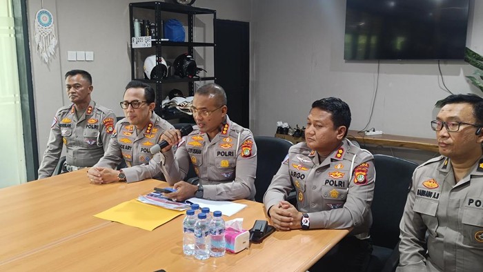 Dirlantas Polda Metro Jaya Kombes Latif Usman (tengah) menyampaikan data kecelakaan tahun 2024.