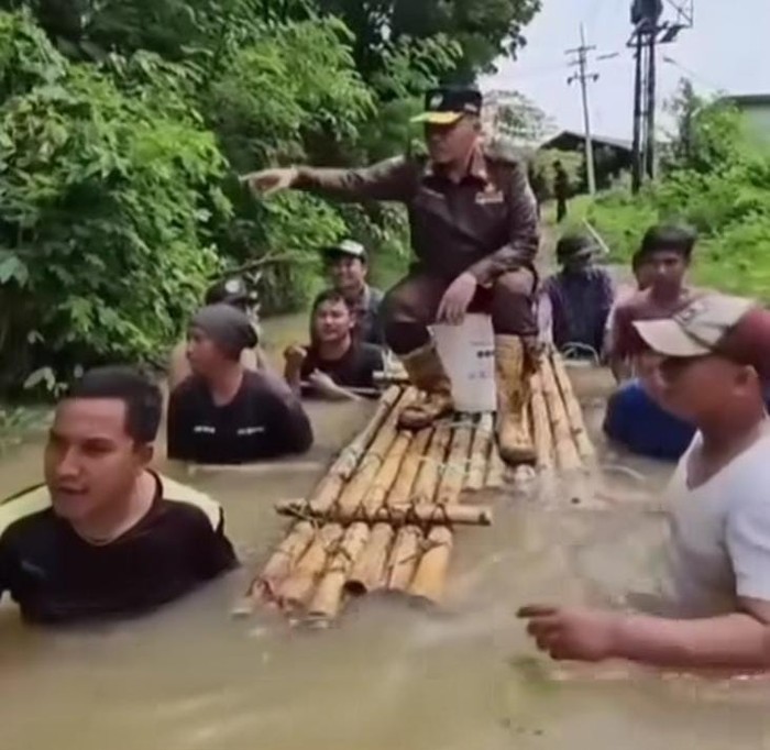 Dirut Perusahaan Umum Daerah Air Minum Bangkalan, Sjobirin Hasan bak raja saat meninjau banjir