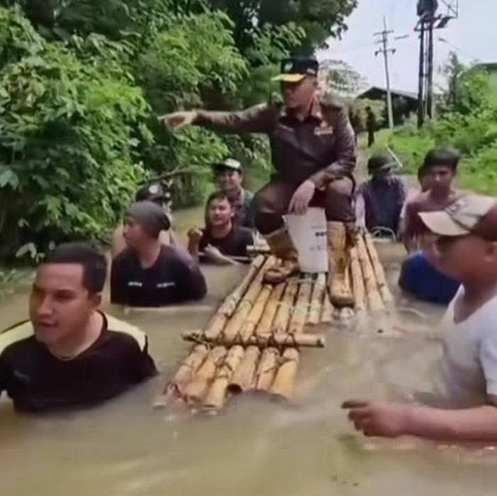 Dirut Perusahaan Umum Daerah Air Minum Bangkalan, Sjobirin Hasan bak raja saat meninjau banjir