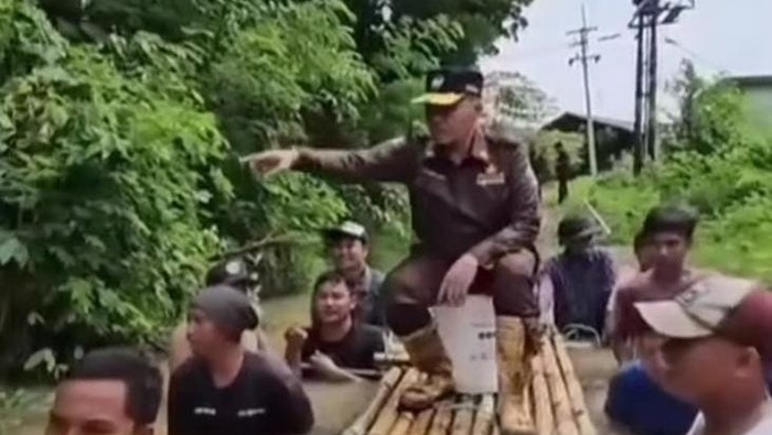 Dirut Perusahaan Umum Daerah Air Minum Bangkalan, Sjobirin Hasan bak raja saat meninjau banjir