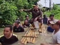 Video: Heboh Dirut PDAM Bangkalan Naik Rakit Bak Raja saat Tinjau Banjir