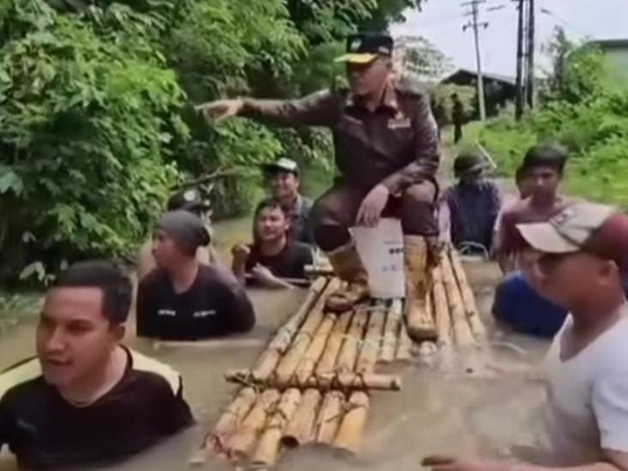 Dirut Perusahaan Umum Daerah Air Minum Bangkalan, Sjobirin Hasan bak raja saat meninjau banjir