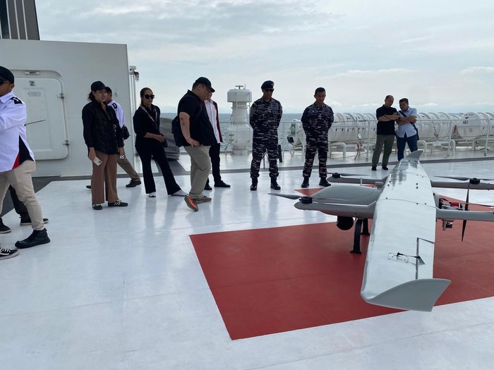 Drone Aruna 45 Sukses Uji Terbang Drone Aruna 45 sukses terbang di atas perairan Teluk Jakarta. Pesawat tanpa awak karya anak bangsa itu diterbangkan dari atas KRI dr. Radjiman Wedyodiningrat (992).