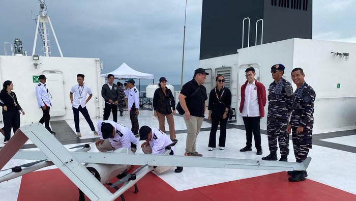 Drone Aruna 45 sukses terbang di atas perairan Teluk Jakarta. Pesawat tanpa awak karya anak bangsa itu diterbangkan dari atas KRI dr. Radjiman Wedyodiningrat (992).