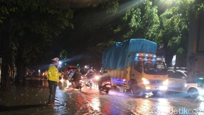 Dua jalan di Jalur Pantura Bangil, Pasuruan terendam banjir imbas hujan lebat.