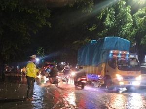 Hujan Lebat Bikin Ruas Pantura Pasuruan Tergenang, Lalu Lintas Merambat