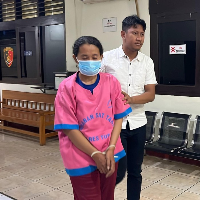 emak-emak pelaku pencurian diamankan di satreskrim Polres Tuban
