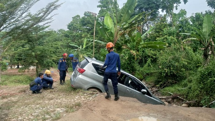 Evakuasi mobil terperosok ke parit di Jonggol, Bogor