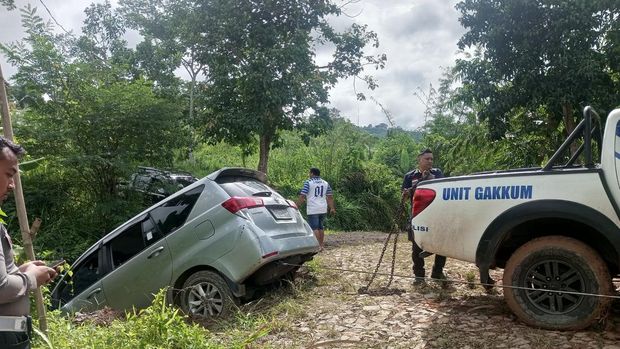 Evakuasi mobil terperosok ke parit di Jonggol, Bogor