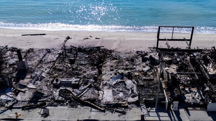 Foto Udara Malibu Porak Poranda Usai Dilalap Kebakaran Hutan A drone view shows a site where beachfront houses were burnt down by the Palisades Fire, in Malibu, California, U.S., January 16, 2025. REUTERS/Mike Blake