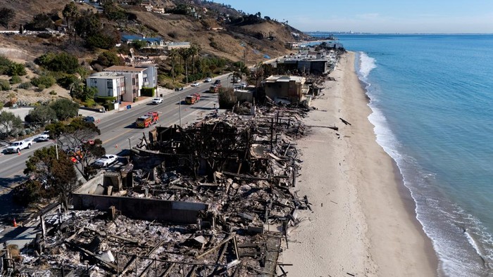Foto Udara Malibu Porak Poranda Usai Dilalap Kebakaran Hutan A drone view shows a site where beachfront houses were burnt down by the Palisades Fire, in Malibu, California, U.S., January 16, 2025. REUTERS/Mike Blake