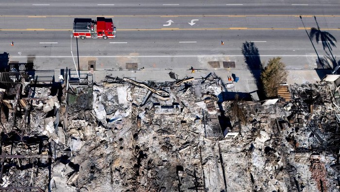 Foto Udara Malibu Porak Poranda Usai Dilalap Kebakaran Hutan A drone view shows a site where beachfront houses were burnt down by the Palisades Fire, in Malibu, California, U.S., January 16, 2025. REUTERS/Mike Blake