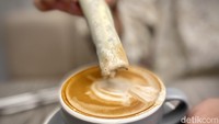 Teksturnya empuk seperti bolu dan agak seret di tenggorokan. Icing sugarnya di bagian toppingnya agaknya diberikan ekstrak vanilla. Foto: detikcom/Riska Fitria