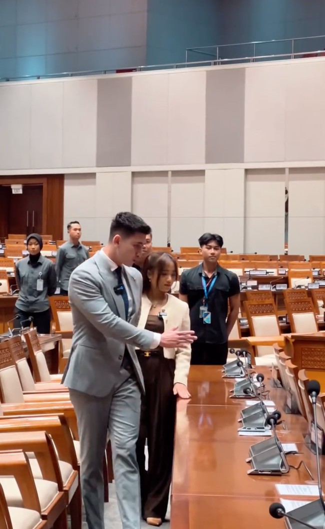 Verrel terlihat mengajak Fuji berkeliling untuk melihat-lihat isi gedung DPR RI. Beberapa ruangan yang sering digunakan juga diperlihatkan Verrel kepada Fuji, salah satunya ruangan yang biasanya digunakan oleh para anggota DPR untuk rapat. Foto: Instagram/@fuji_an