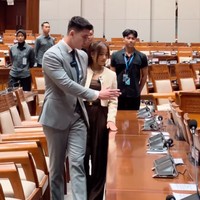 Verrel terlihat mengajak Fuji berkeliling untuk melihat-lihat isi gedung DPR RI. Beberapa ruangan yang sering digunakan juga diperlihatkan Verrel kepada Fuji, salah satunya ruangan yang biasanya digunakan oleh para anggota DPR untuk rapat. Foto: Instagram/@fuji_an