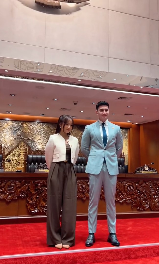 Tampil rapih dan sopan, Fuji tampak mengenakan busana bernuansa coklat. Ia memadukan tanktop coklatnya dengan celana panjang bahan berwarna senada. Melengkapi penampilannya, Fuji juga mengenakan blazer crop top berwarna coklat muda dan ikat pinggang kecil untuk mempermanis tampilannya. Foto: Instagram/@fuji_an