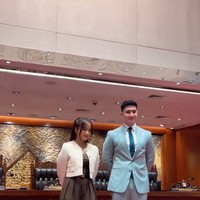 Tampil rapih dan sopan, Fuji tampak mengenakan busana bernuansa coklat. Ia memadukan tanktop coklatnya dengan celana panjang bahan berwarna senada. Melengkapi penampilannya, Fuji juga mengenakan blazer crop top berwarna coklat muda dan ikat pinggang kecil untuk mempermanis tampilannya. Foto: Instagram/@fuji_an