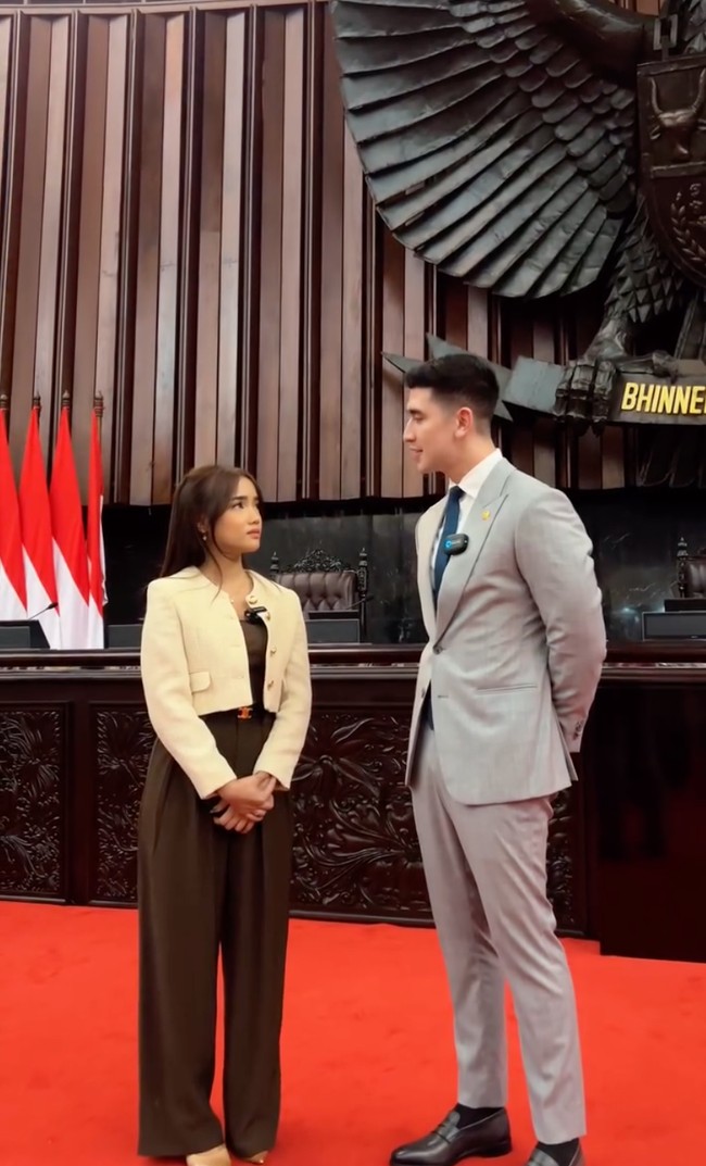 Rambut panjangnya tampak diikat dua dengan tetap menyisakan poni pada bagian depannya. Fuji juga mengenakan heels berwarna senada untuk menunjang penampilannya. Foto: Instagram/@fuji_an