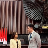 Rambut panjangnya tampak diikat dua dengan tetap menyisakan poni pada bagian depannya. Fuji juga mengenakan heels berwarna senada untuk menunjang penampilannya. Foto: Instagram/@fuji_an