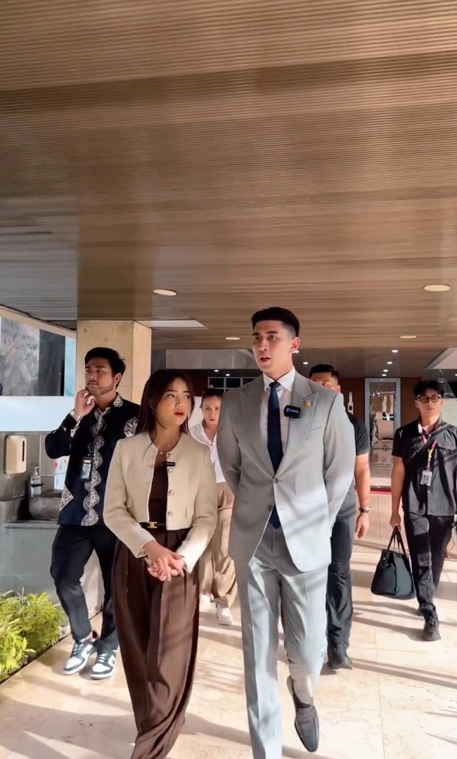 Tak sedikit yang memuji penampilan Fuji yang dinilai sopan dan rapih. Uni uti dan mas verrel lagi nyontohin bgni bru collabs elegan sopan, komentar salah seorang netizen. Foto: Instagram/@fuji_an