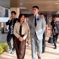 Tak sedikit yang memuji penampilan Fuji yang dinilai sopan dan rapih. Uni uti dan mas verrel lagi nyontohin bgni bru collabs elegan sopan, komentar salah seorang netizen. Foto: Instagram/@fuji_an