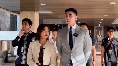 7 Gaya Fuji Main ke Kantor Verrel Bramasta di Gedung DPR RI, Curi Atensi