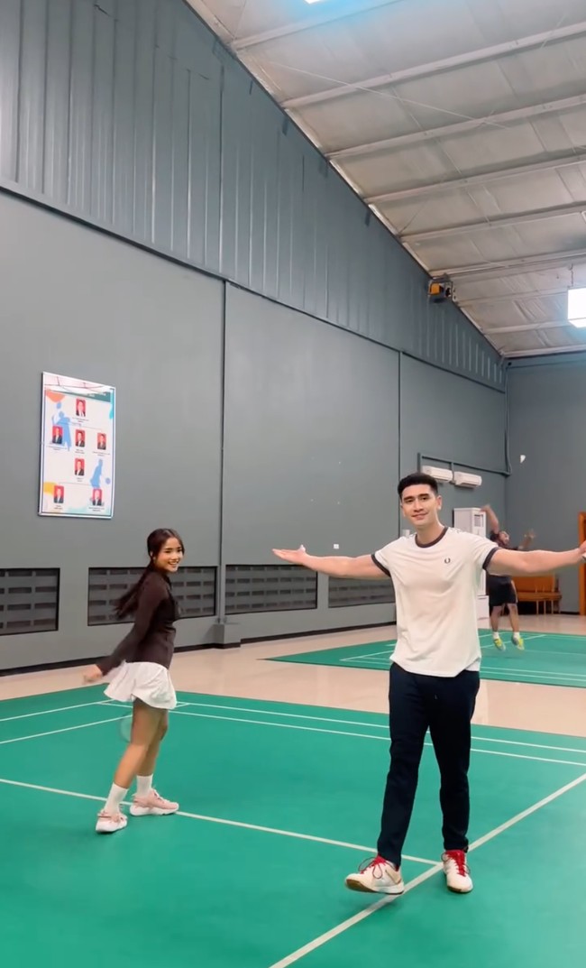 Setelah berkeliling gedung DPR RI bersama, Verrel dan Fuji juga terlihat bermain badminton bareng. Terlihat keduanya memang akrab dan dekat. Foto: Instagram/@fuji_an